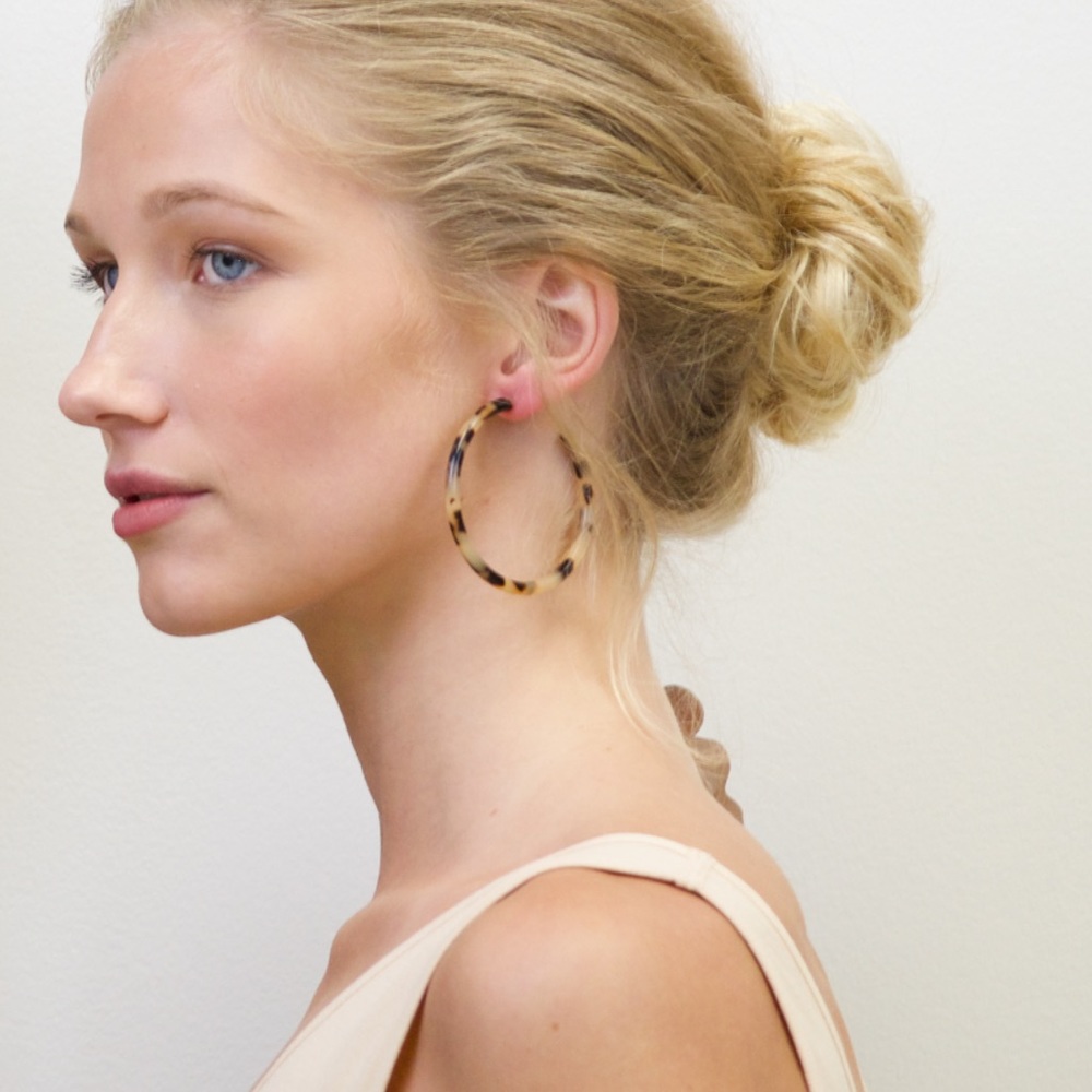 The Josephine Large Blonde Tortoise Hoop Earrings - Picture 3 of 6